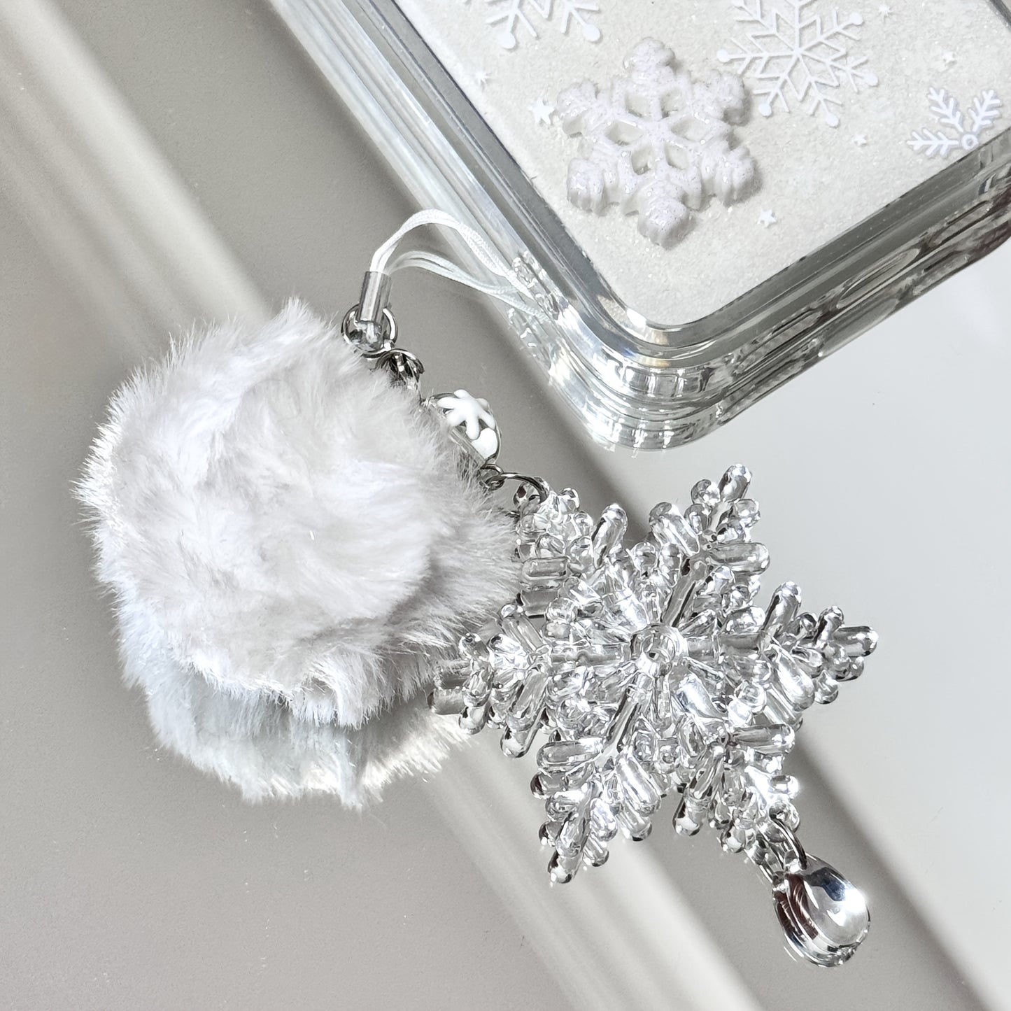 1pc Christmas Snowflake Charm with Plush Pom-Pom, Handcrafted Beaded Mobile Phone Strap, Cute Hanging Accessory for Women'S Daily Use, ABS Material