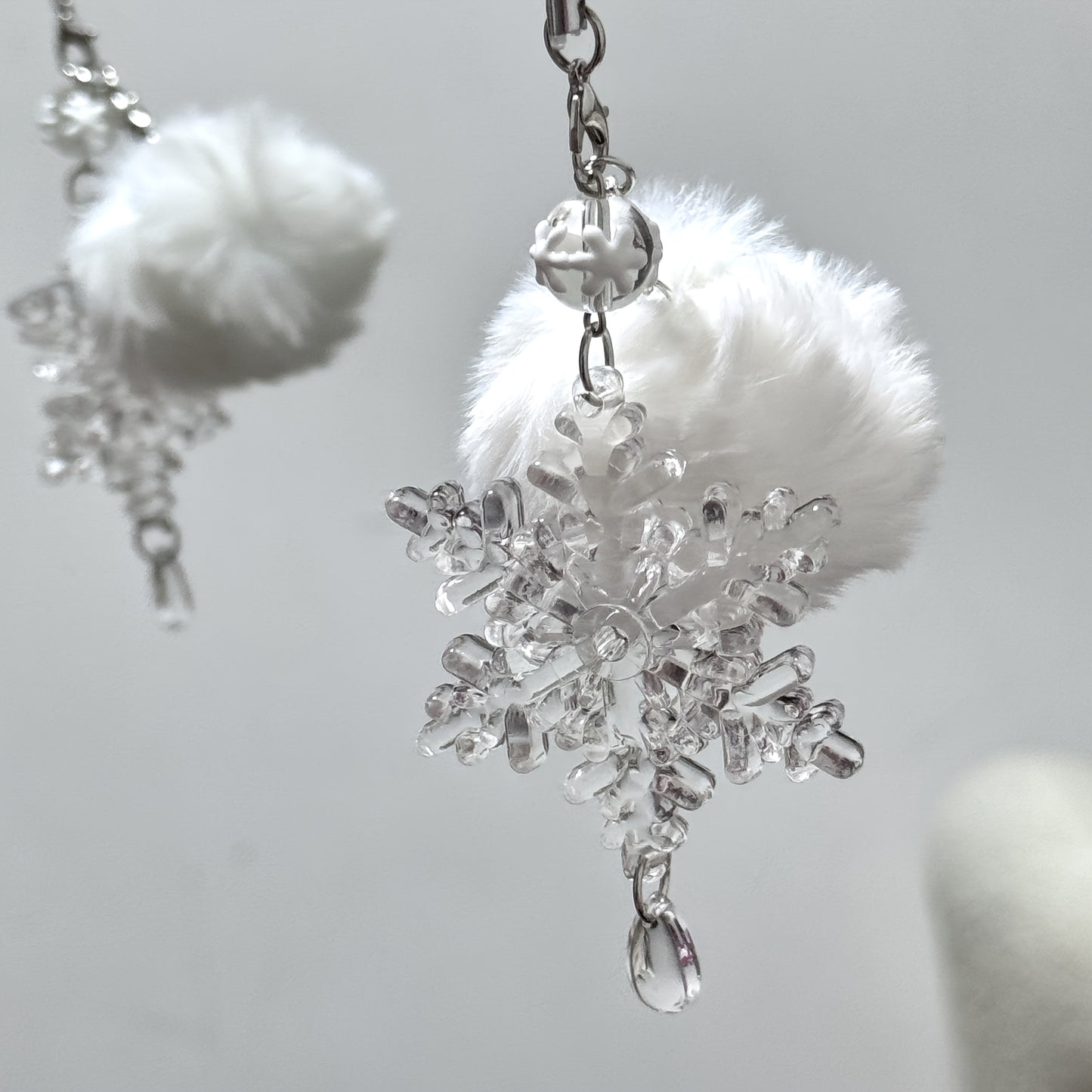 1pc Christmas Snowflake Charm with Plush Pom-Pom, Handcrafted Beaded Mobile Phone Strap, Cute Hanging Accessory for Women'S Daily Use, ABS Material