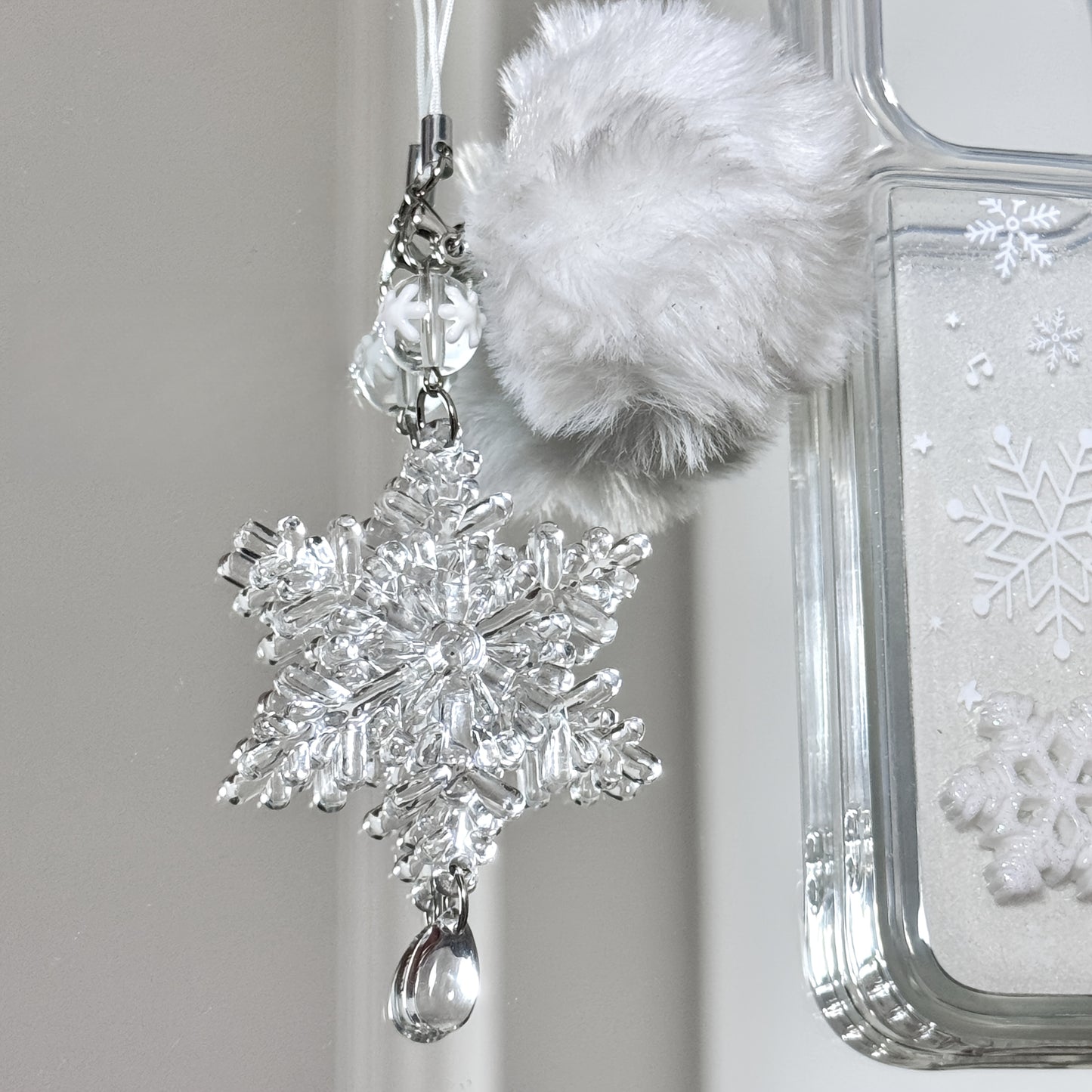 1pc Christmas Snowflake Charm with Plush Pom-Pom, Handcrafted Beaded Mobile Phone Strap, Cute Hanging Accessory for Women'S Daily Use, ABS Material