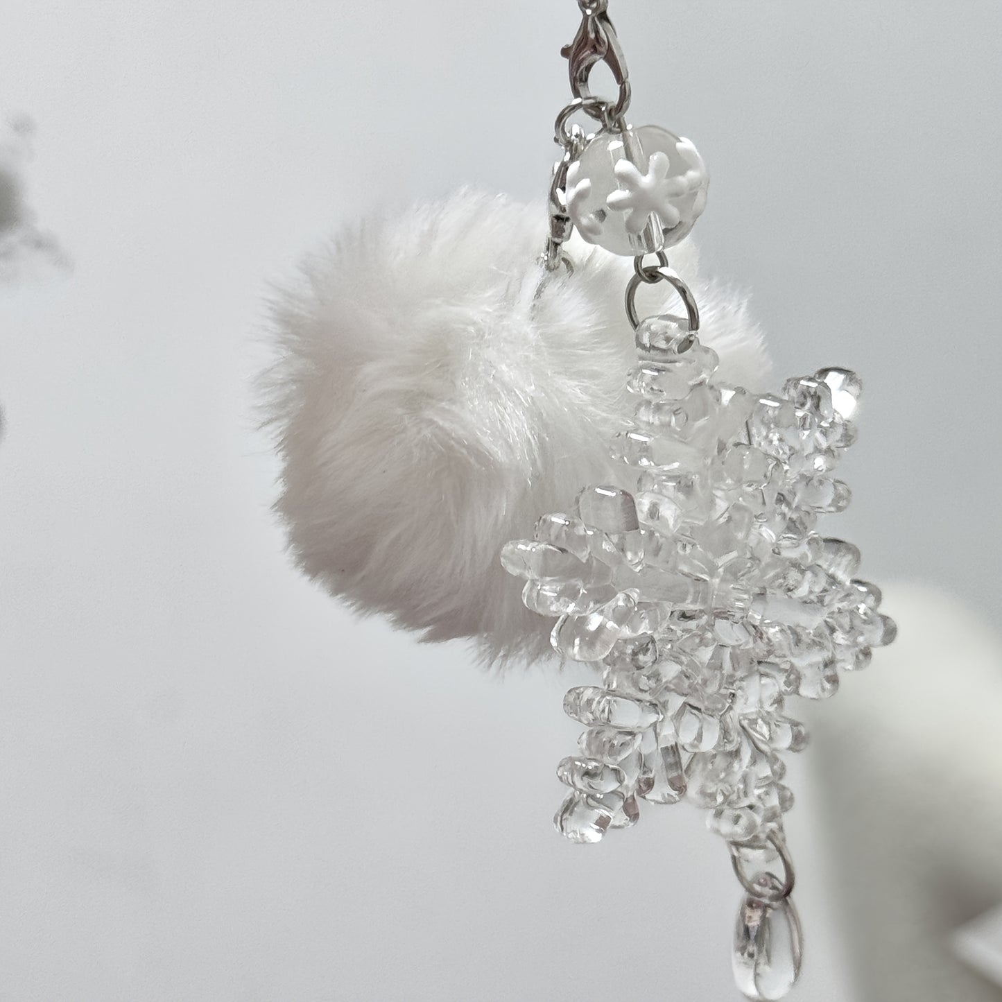 1pc Christmas Snowflake Charm with Plush Pom-Pom, Handcrafted Beaded Mobile Phone Strap, Cute Hanging Accessory for Women'S Daily Use, ABS Material